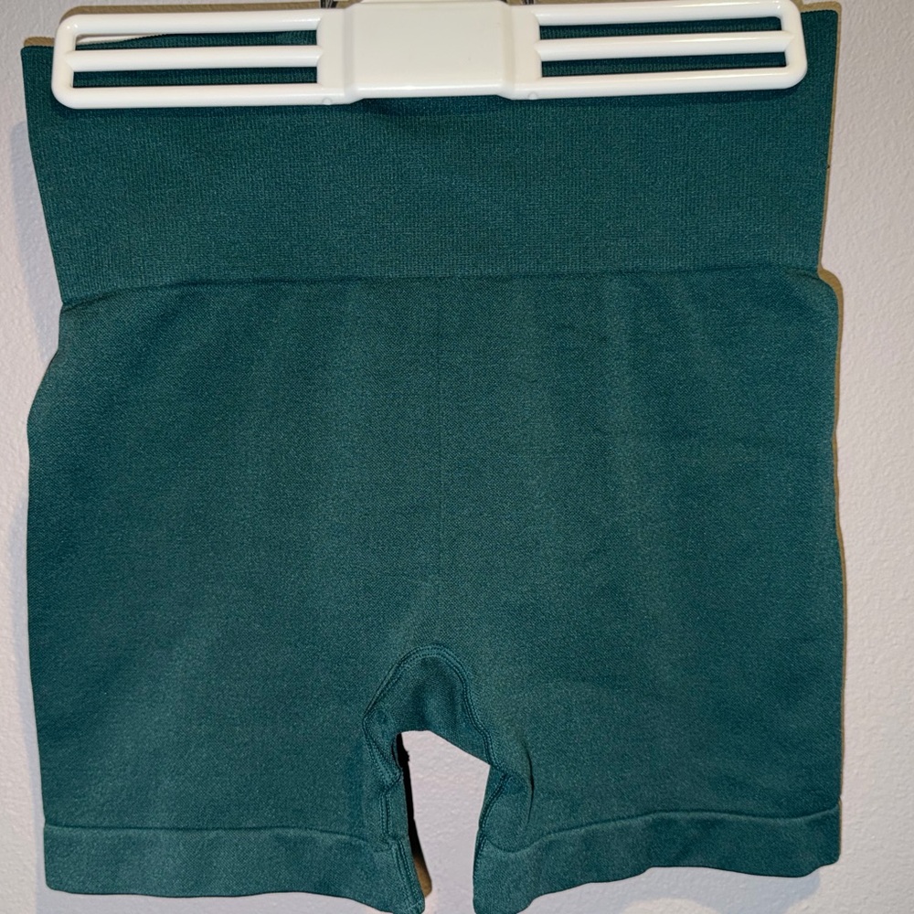 ZYIA 2 pairs of Women’s Seamless Hustle Shorts Green/Red